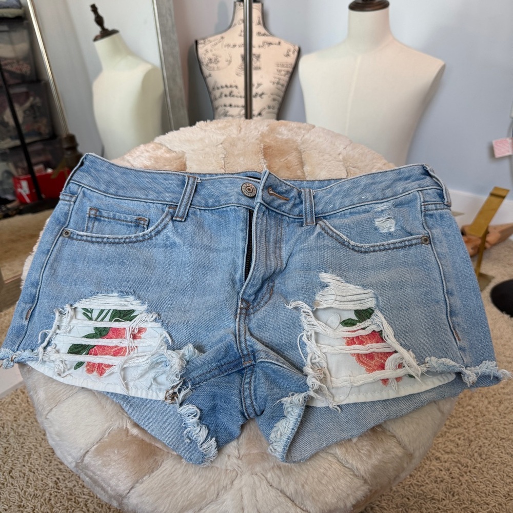 Express Women’s Distressed Denim Shorts with Floral Patch 100% cotton ~ Size 4